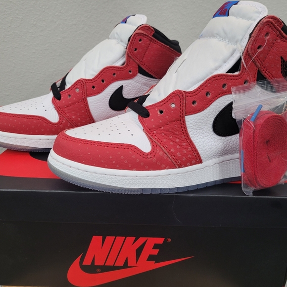 "Spider-Man" Air Jordan Retro 1 OG High  Origin red sneakers - Picture 4 of 5